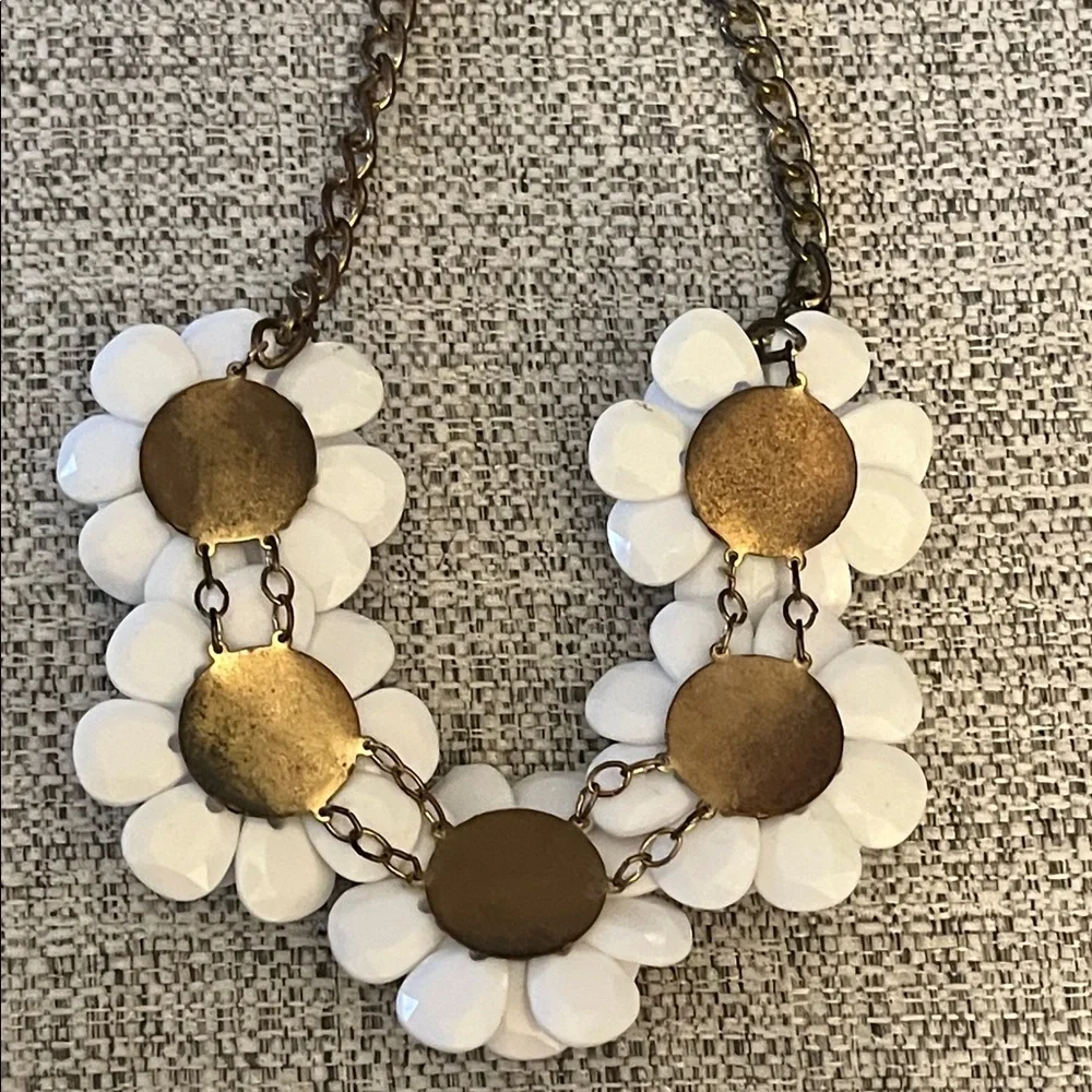 Vintage‎ Resin White Floral Necklace with Center Rhinestones